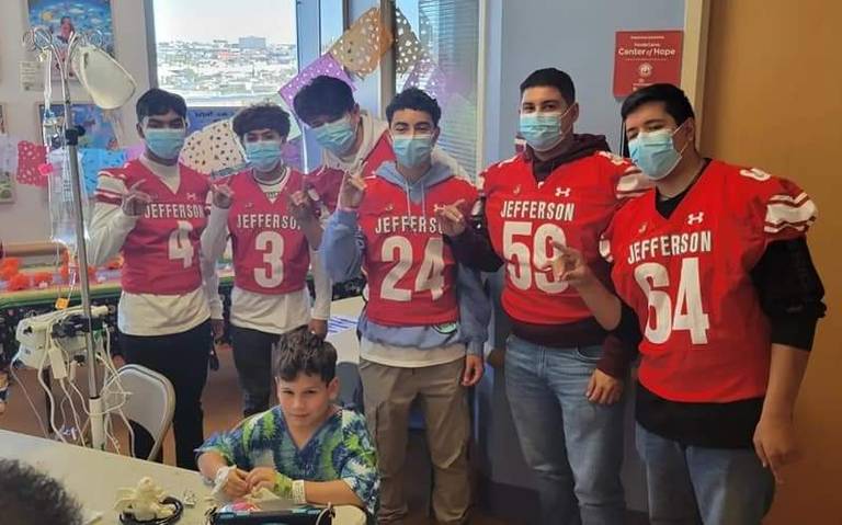 El Paso Children’s es visitado por jugadores de fútbol americano thumbnail