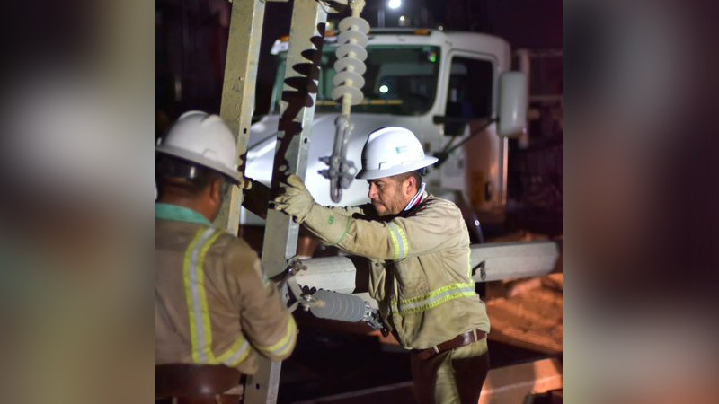 Faltan 5 mil 900 casas y negocios por recuperar servicio eléctrico en Acapulco thumbnail
