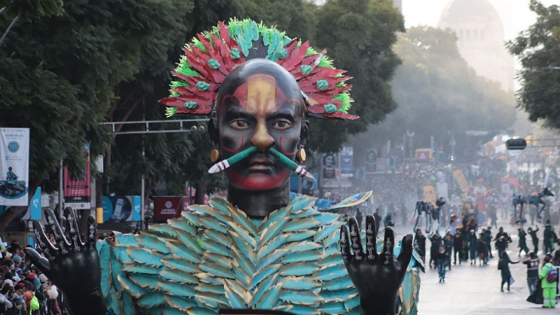 Festividades por el Día de Muertos culminan en la CDMX con mega desfile de calaveras thumbnail