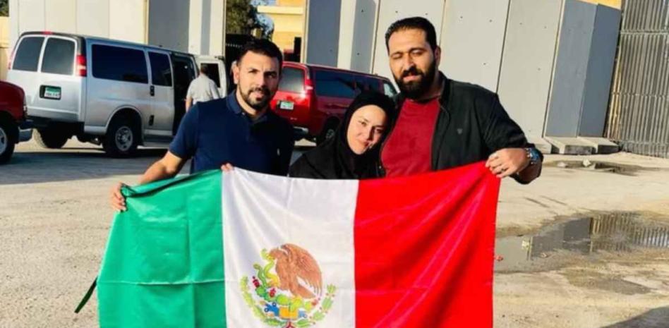 Segunda y última médica mexicana logra salir de Gaza thumbnail