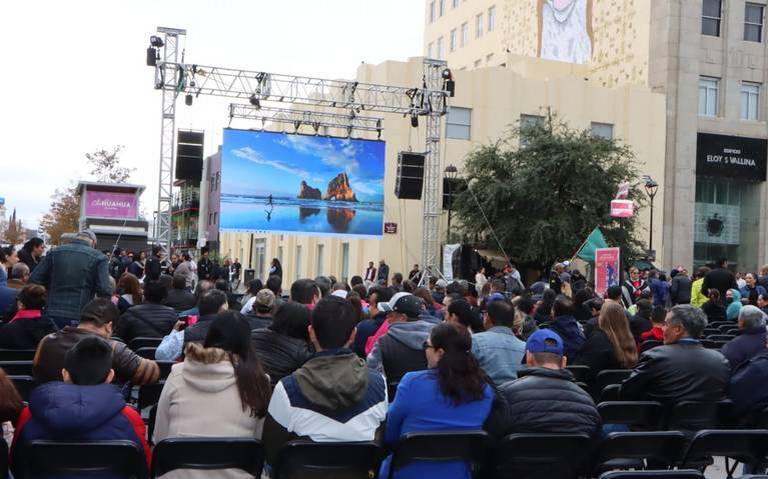 Simpatizantes de Xóchitl Gálvez se reúnen en el centro de Chihuahua para ver su informe thumbnail