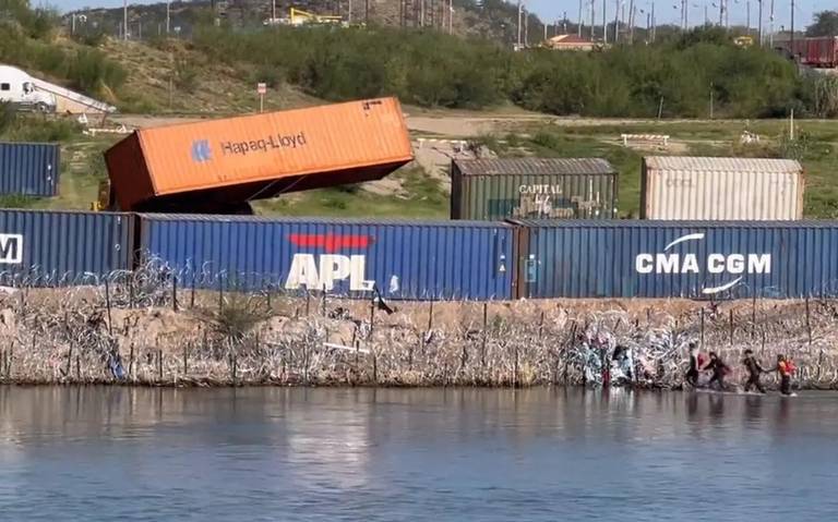 Texas coloca contenedores de carga como barrera en la frontera thumbnail