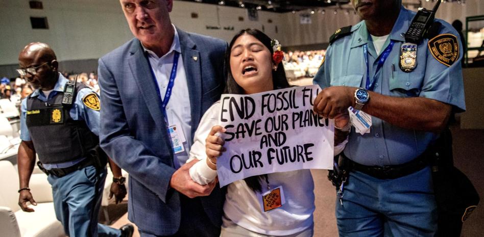Borrador de la COP28 propone “reducir” los combustibles fósiles pero no su abandono thumbnail
