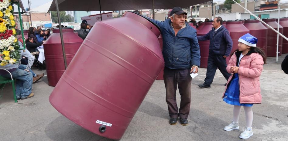 Entrega Sandra Luz Falcón 590 tinacos equipados en tres colonias de Texcoco thumbnail