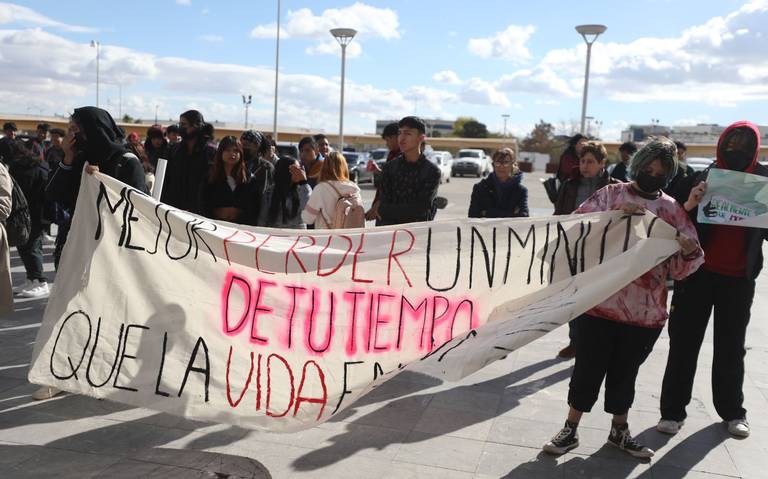 Estudiantes de preparatoria AltaVista realizan marcha para solicitar reactivación de semáforo thumbnail
