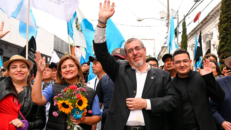Fiscalía de Guatemala pide quitar inmunidad a Bernardo Arévalo, presidente electo, para investigarlo por lavado thumbnail
