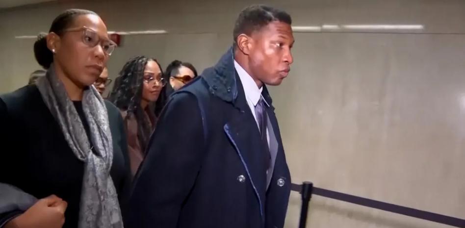 Jonathan Majors es declarado culpable de agresión y acoso a su novia thumbnail