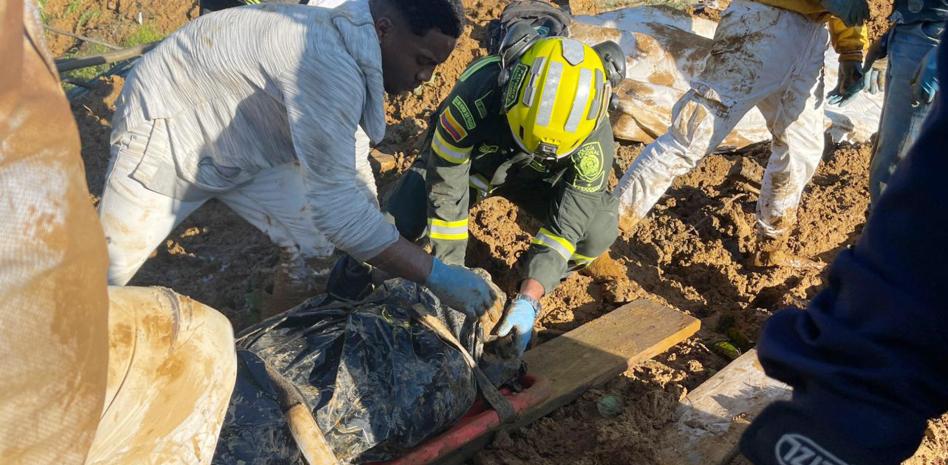 Al menos 33 fallecidos por dos derrumbes en una carretera en Colombia thumbnail
