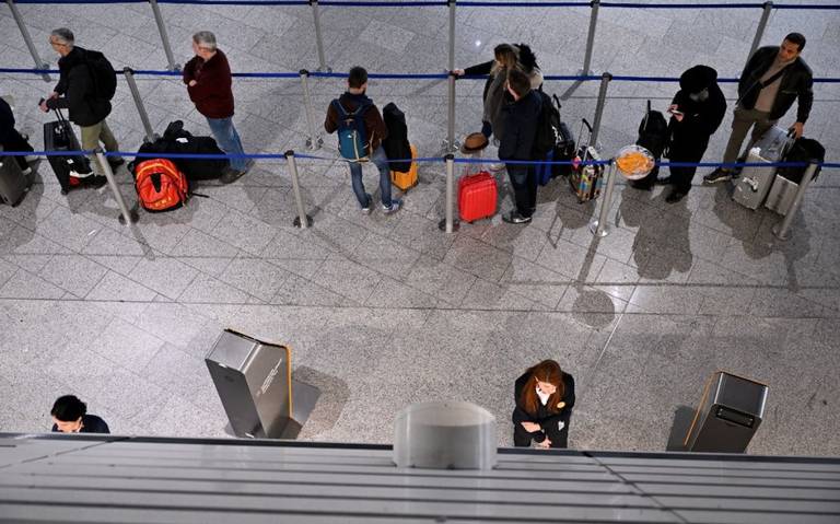 Bajas temperaturas provocan la cancelación de más de 600 vuelos en Alemania thumbnail
