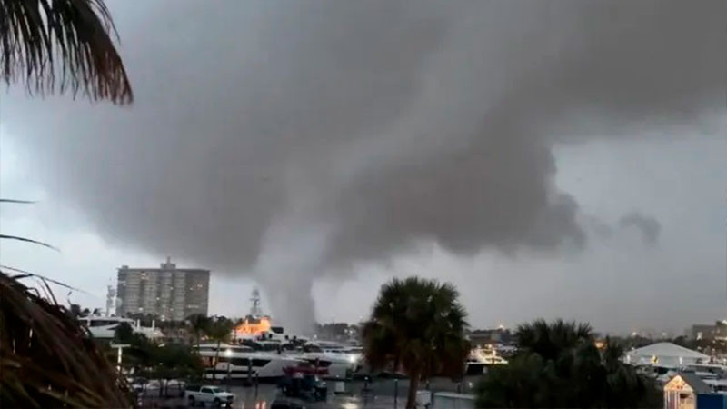 Impactante tornado toca tierra y deja cortes de luz a su paso al sur de Florida; no reportan víctimas thumbnail