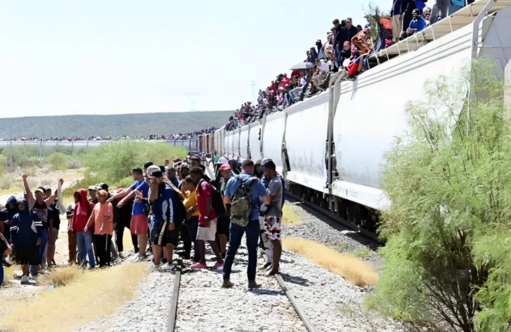 Pasarán migrantes el Año Nuevo bajo el frío en patios de Ferromex thumbnail