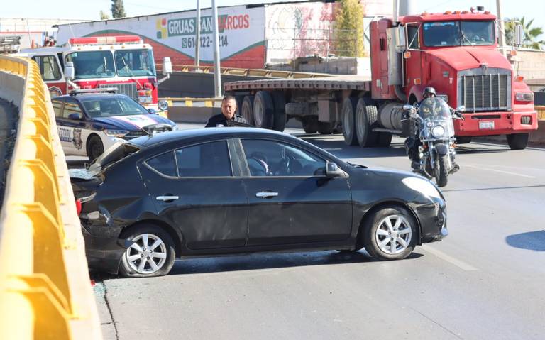 Rescatan con quijadas de la vida a conductor atrapado por choque en el Periférico thumbnail