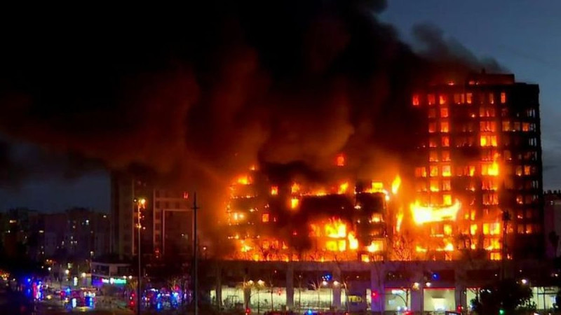 Incendio en edificio en Valencia, España, deja al menos 4 personas sin vida thumbnail