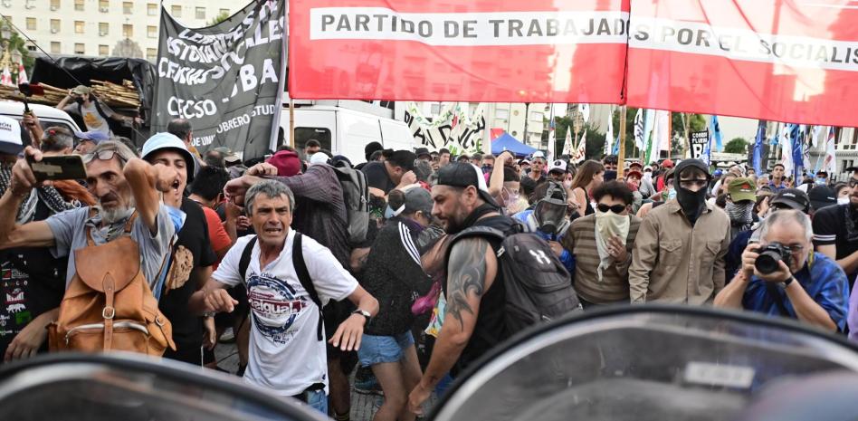 Milei celebra aprobación de ley ómnibus; estallan más protestas thumbnail