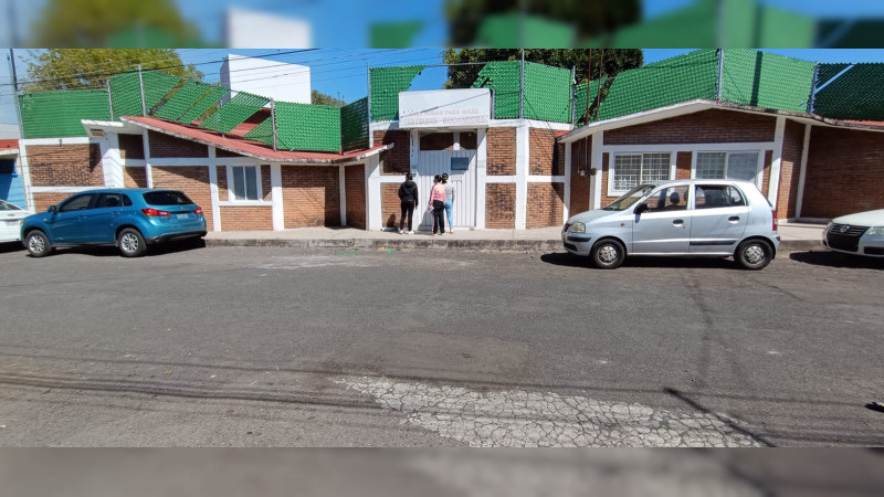 Morelia Niñas de Casa Hogar Gertrudis Bocanegra, protestan en azotea del refugio thumbnail