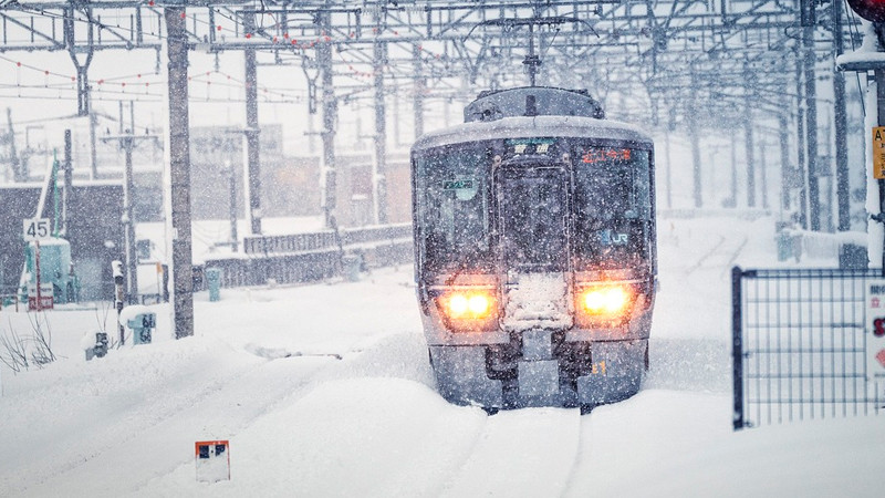 Nevadas provocan caos vial en China; hay miles de personas varadas thumbnail