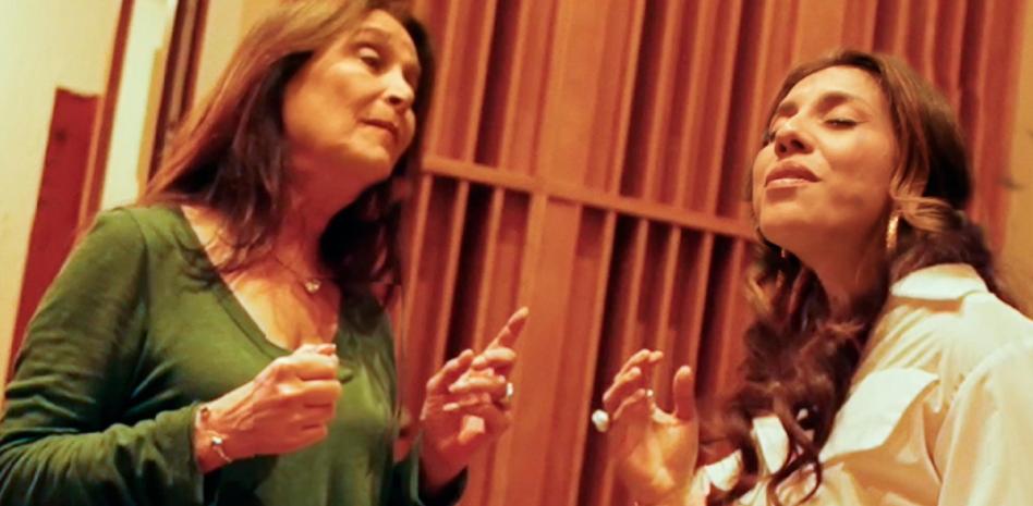 Fabiola Roudha y Daniela Romo le cantan al desamor con un bolero soul thumbnail