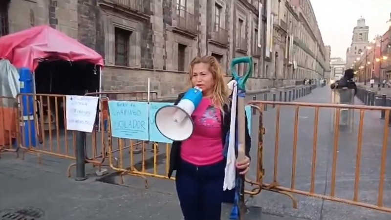 Madre buscadora Ceci Flores acude a Palacio Nacional a entregar pala a AMLO para que ‘haga su chamba’ thumbnail