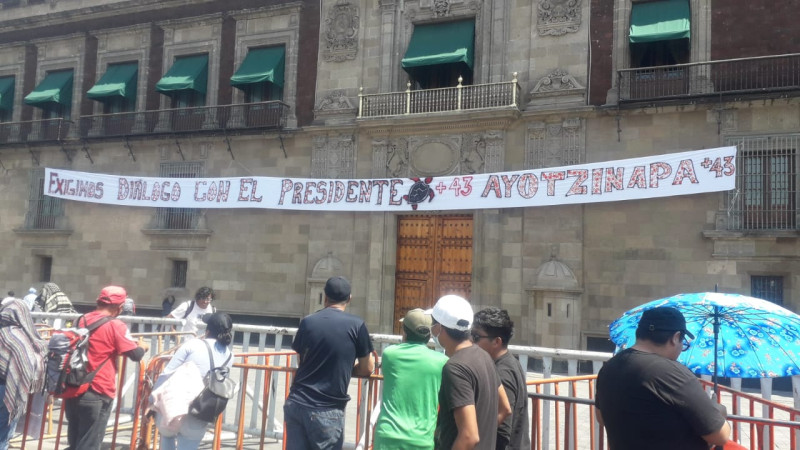 Manifestantes colocan manta debajo de Balcón Presidencial; exigen diálogo con AMLO por caso Ayotzinapa thumbnail