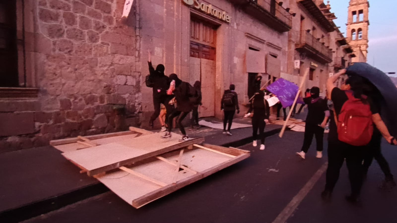 Mujeres plasman reclamos y consignas de justicia en edificios de Morelia thumbnail