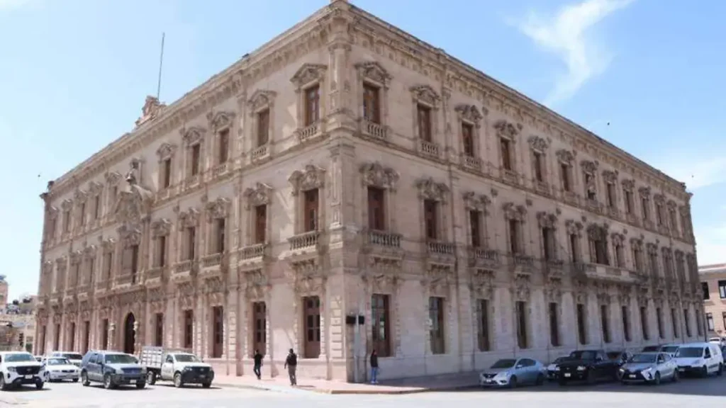 protegen palacio de gobierno con tablones thumbnail