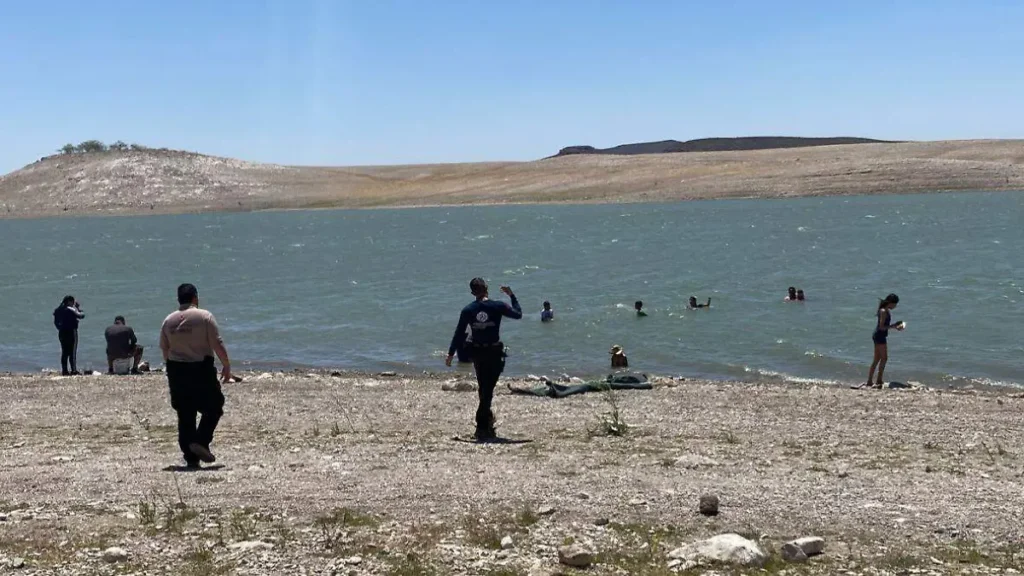 Atiende protección civil accidentes carreteros, un incendio y caída de vehículo en un arroyo thumbnail