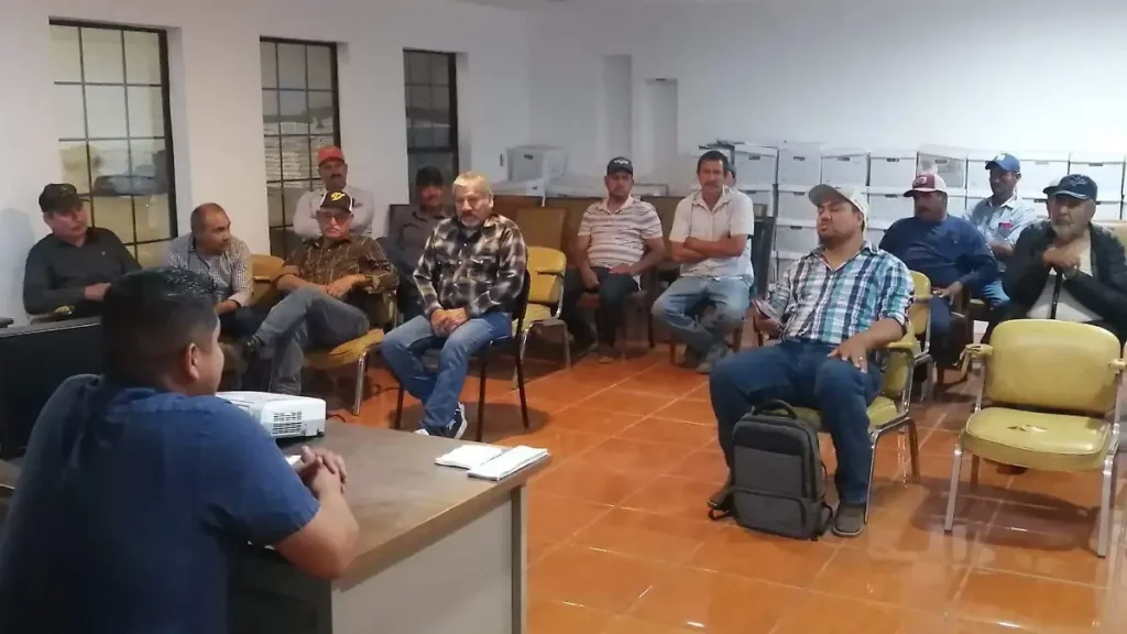 Productores de Allende se manifiestan en la Sader en Parral; exigen el regreso del subsidio eléctrico thumbnail