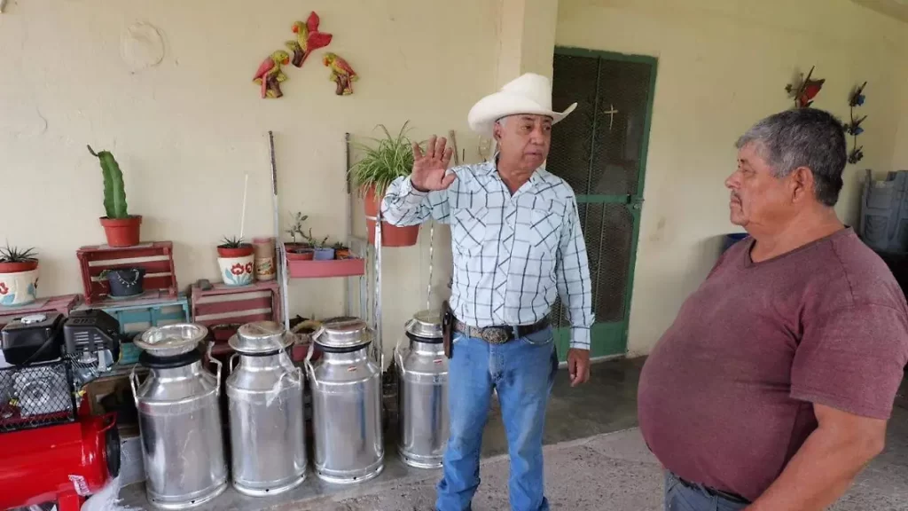 Entrega diputado Arturo Zubía ordeñadoras a productores lecheros de Altavista thumbnail