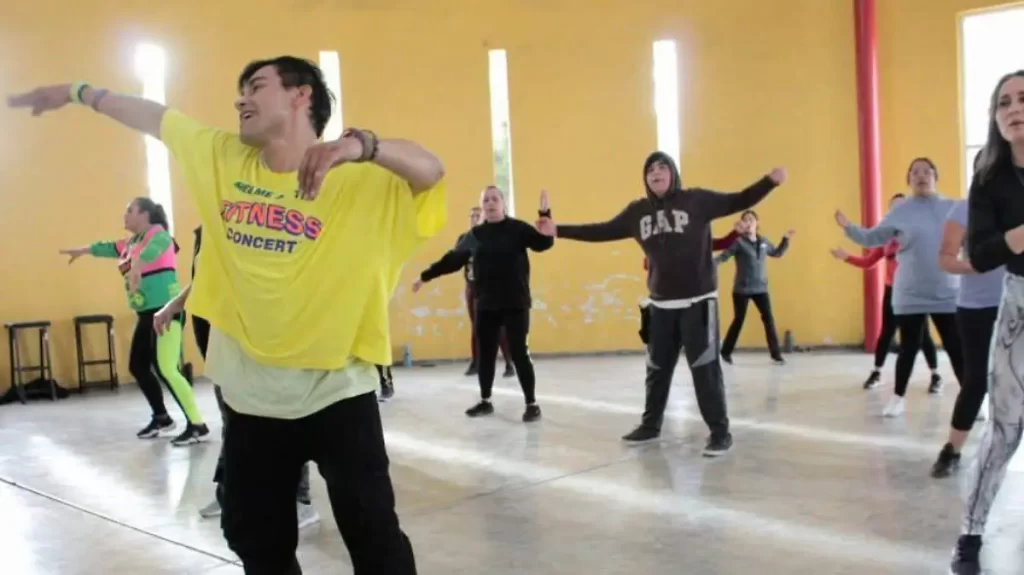 Inicia Gobierno de Parral clases de Zumba en colonia La Almanceña thumbnail