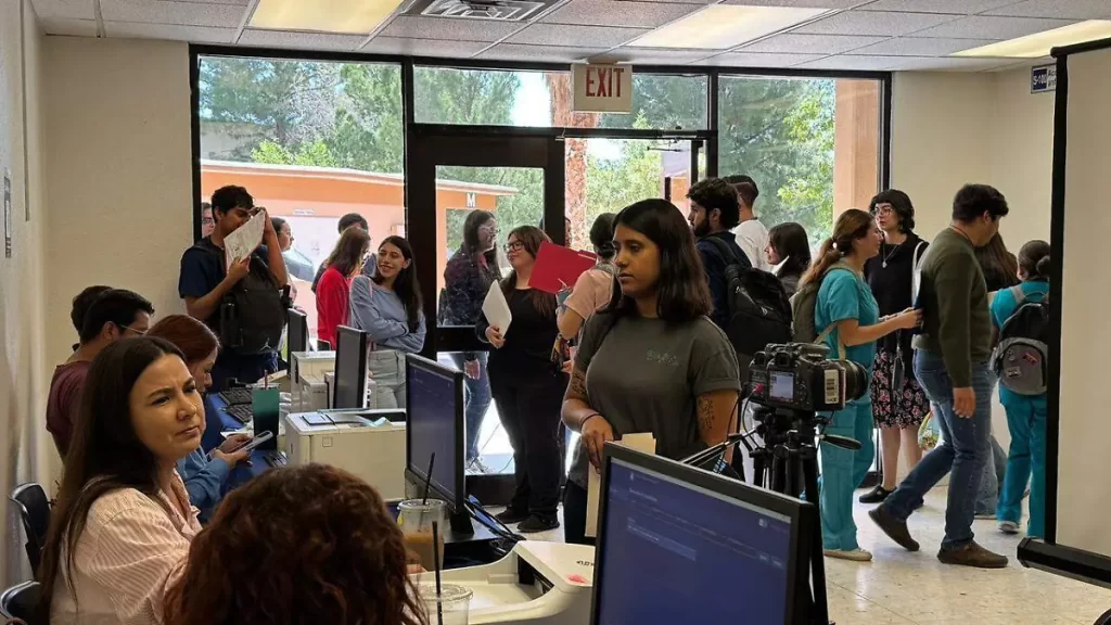 Estudiantes de la UACJ tramitan licencia con descuento del 30 % en módulo móvil thumbnail