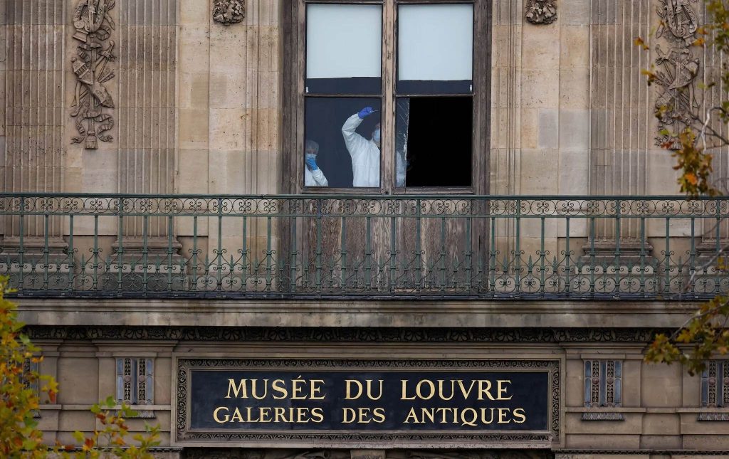 louvre-BGeEsEAsC thumbnail